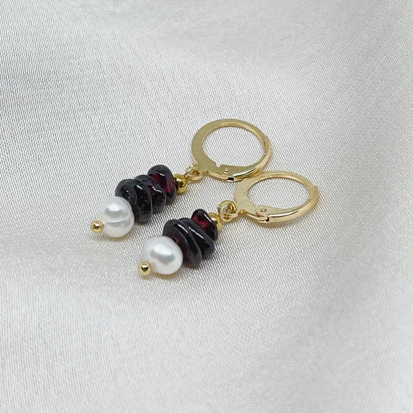 Ohrringe mit Granat und Süßwasserperle