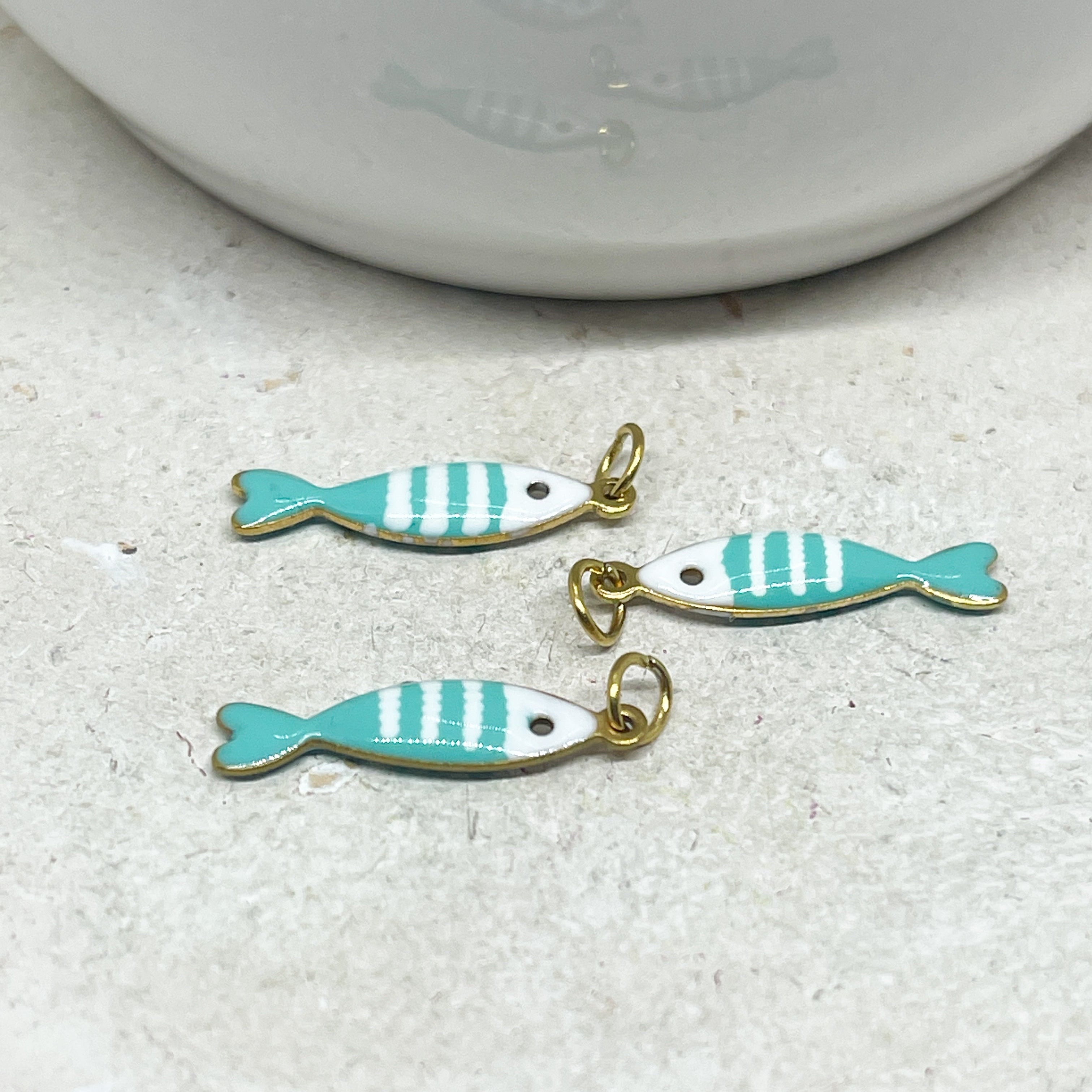 Anhänger Fisch aus Emaille und Edelstahl, 18 K vergoldet, wasserfest.