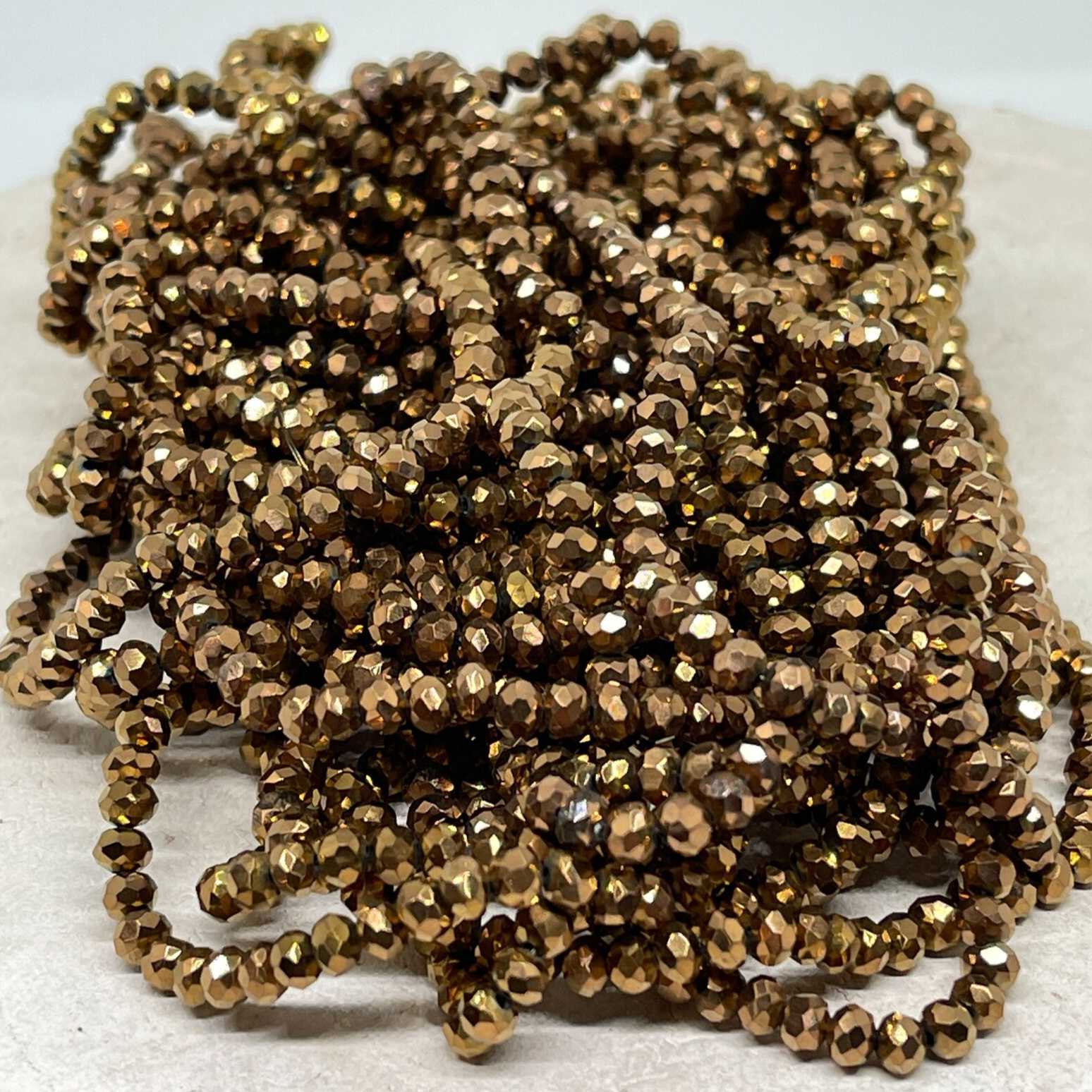 Kristallperlen in Goldmetallic