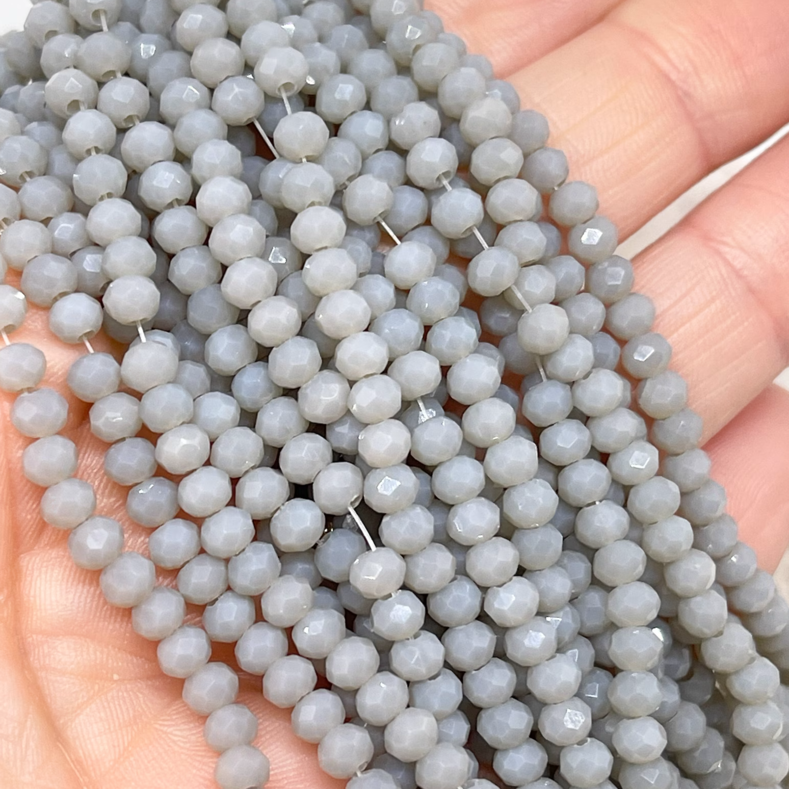 Kristallperlen in Grau