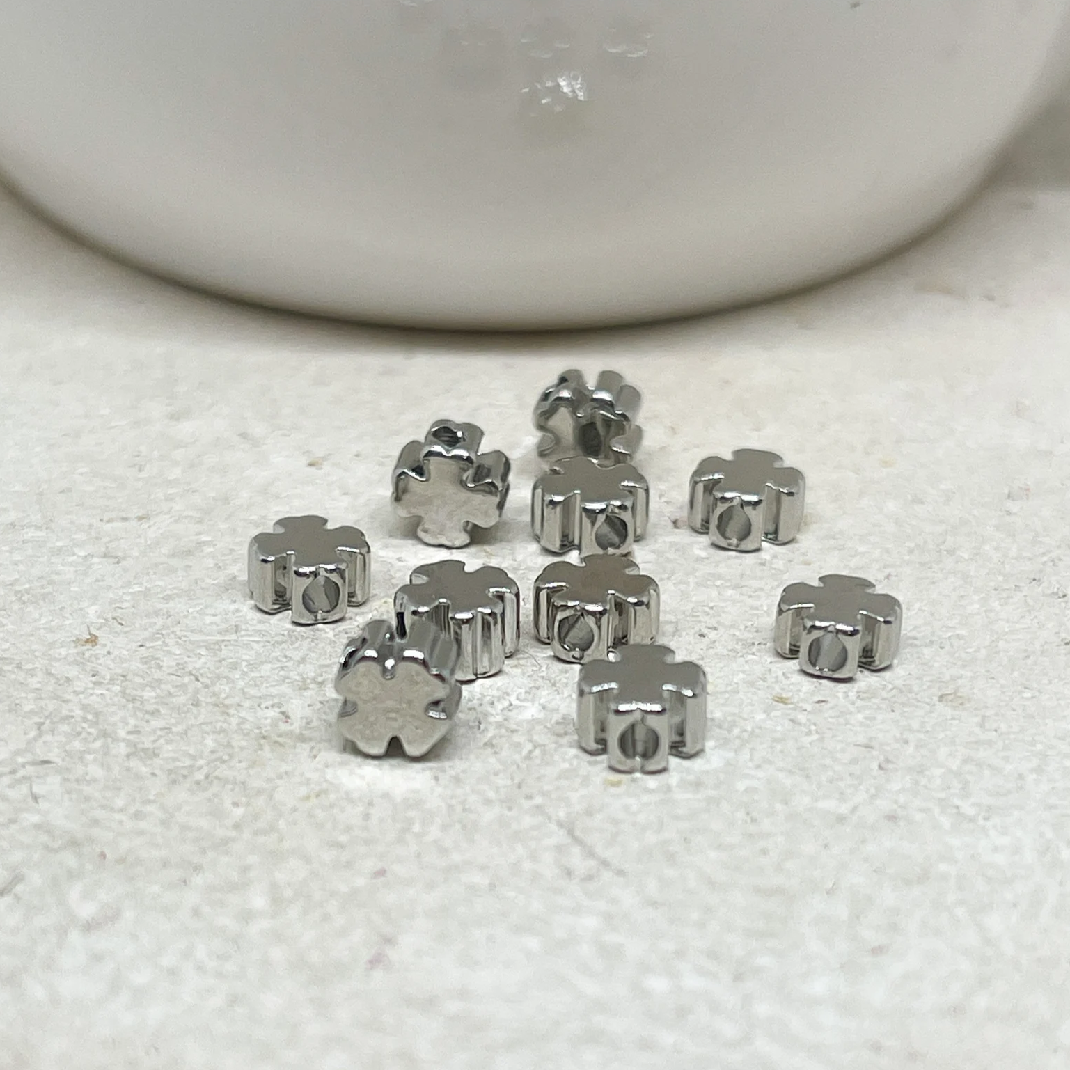 10 St. Kleeblatt Messing Perlen