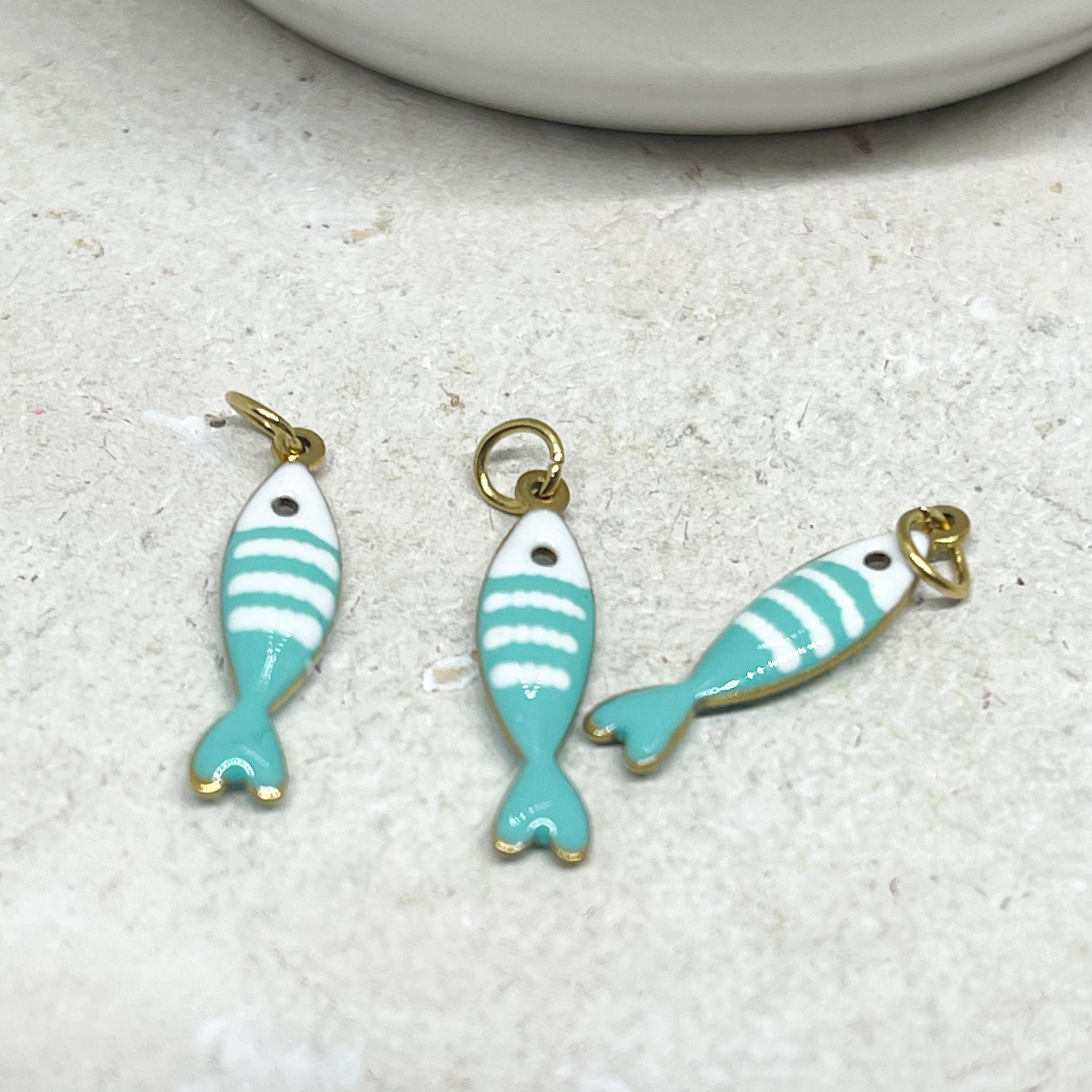 Anhänger Fisch aus Emaille und Edelstahl, 18 K vergoldet, wasserfest.