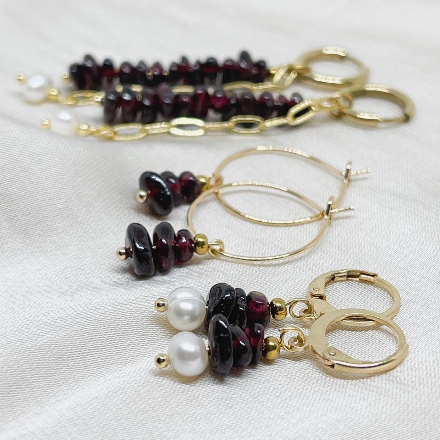 Ohrringe mit Granat und Süßwasserperle