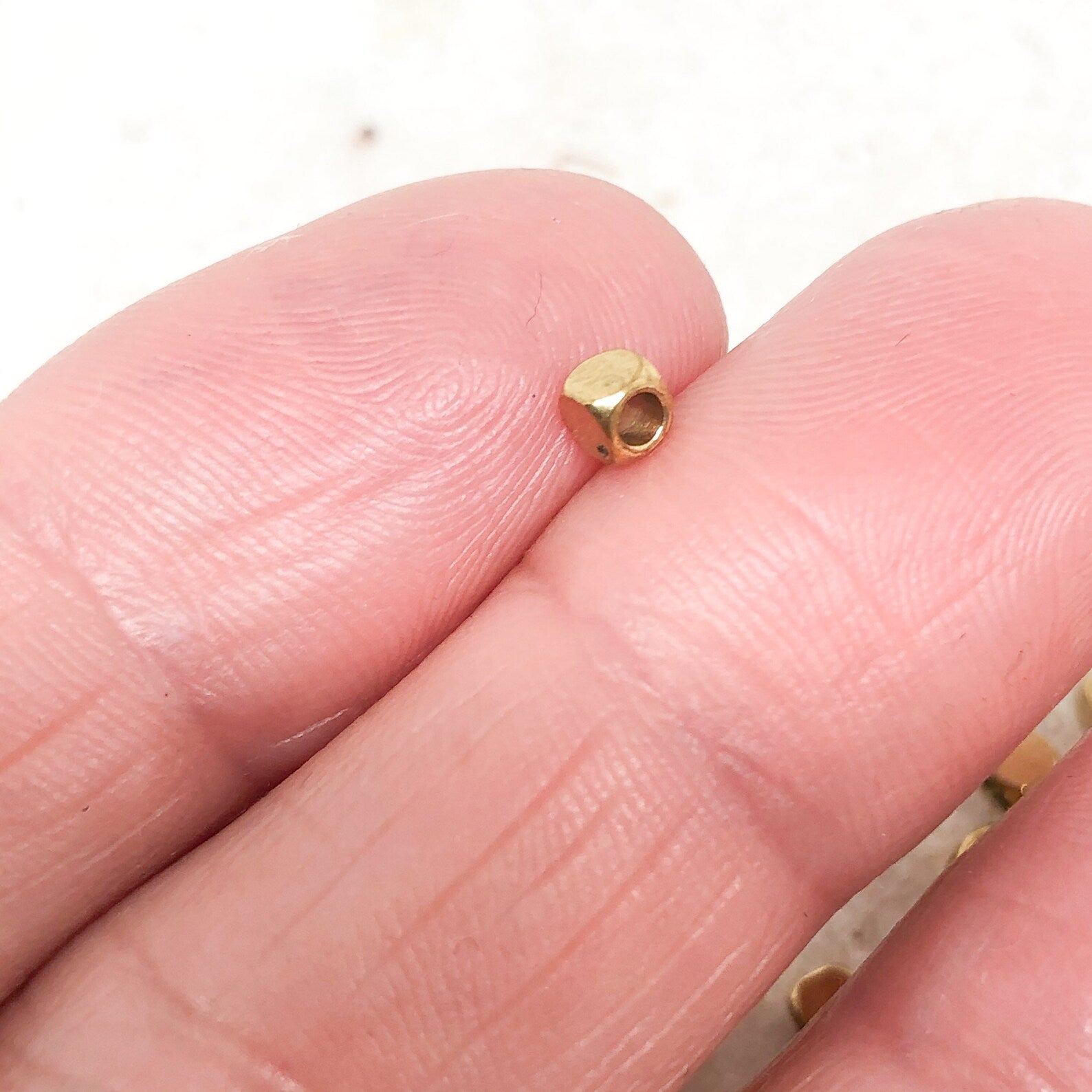 Würfelperlen aus Edelstahl 3mm 10 St.- Goldfarben