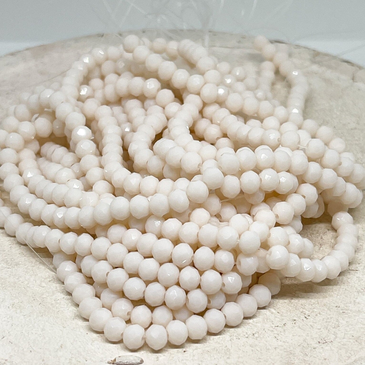 Glasschliffperlen - Hellbeige 6mm