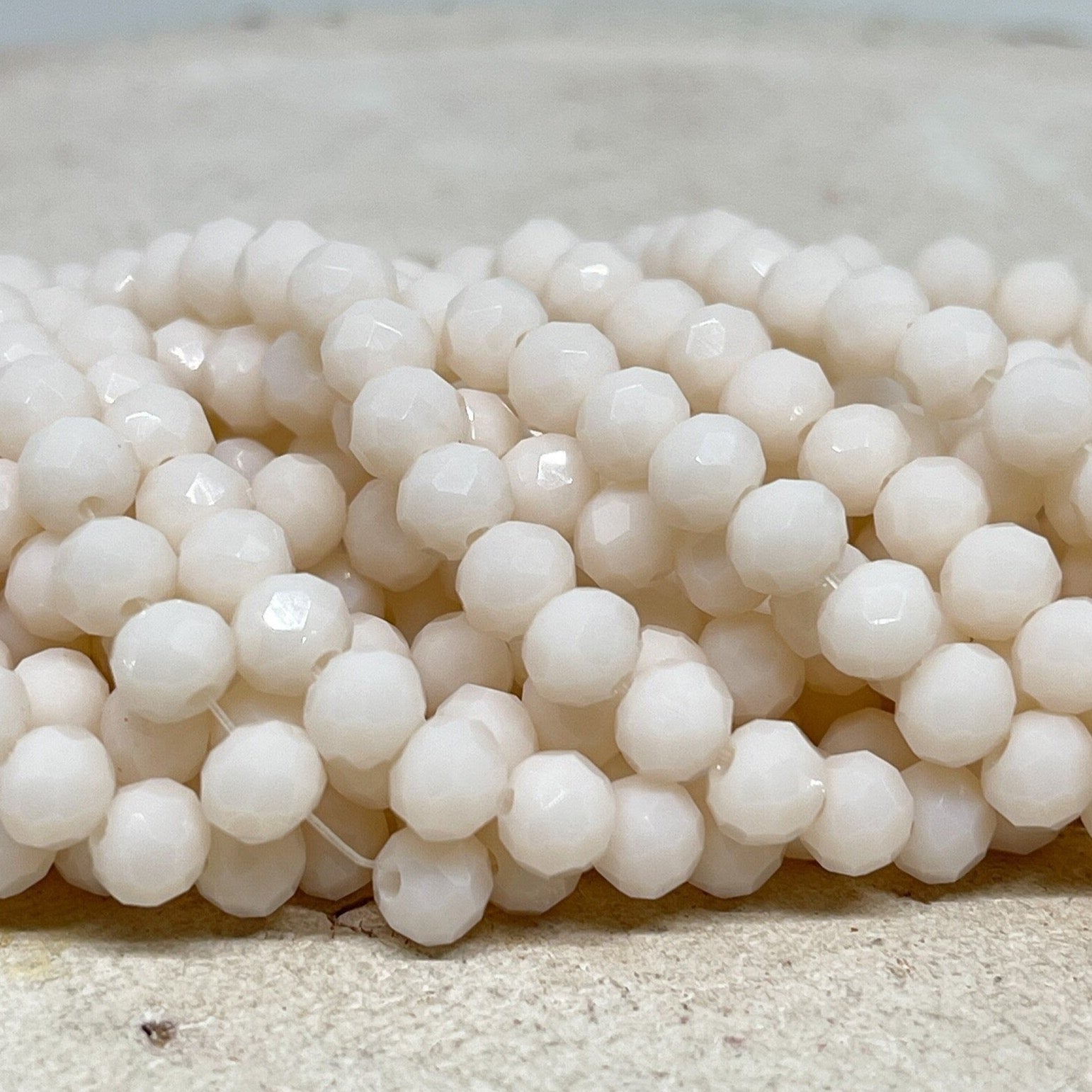 Glasschliffperlen - Hellbeige 6mm