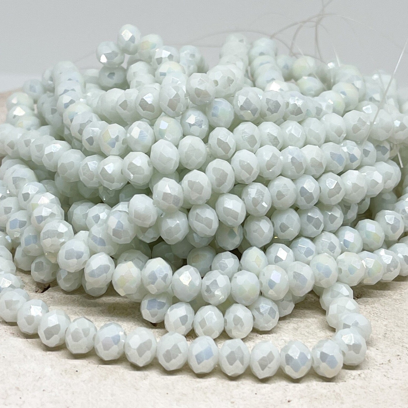 66 St. Kristallperlen 8mm Glasschliffperlen - PearlWeiß