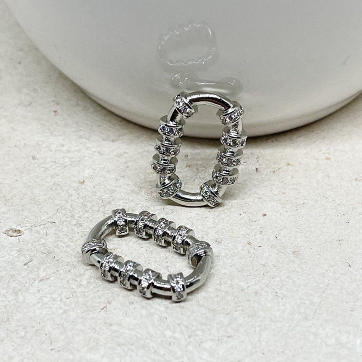 Verbinder Oval mit Zirkonia, Messing Charm - Silberfarben