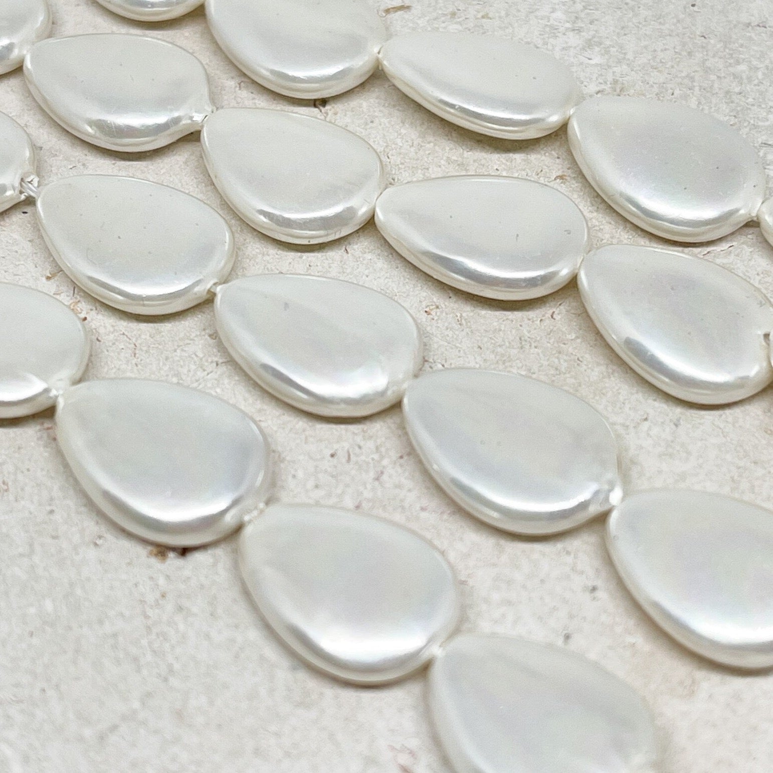 Glastropfen mit Perlmuttüberzug