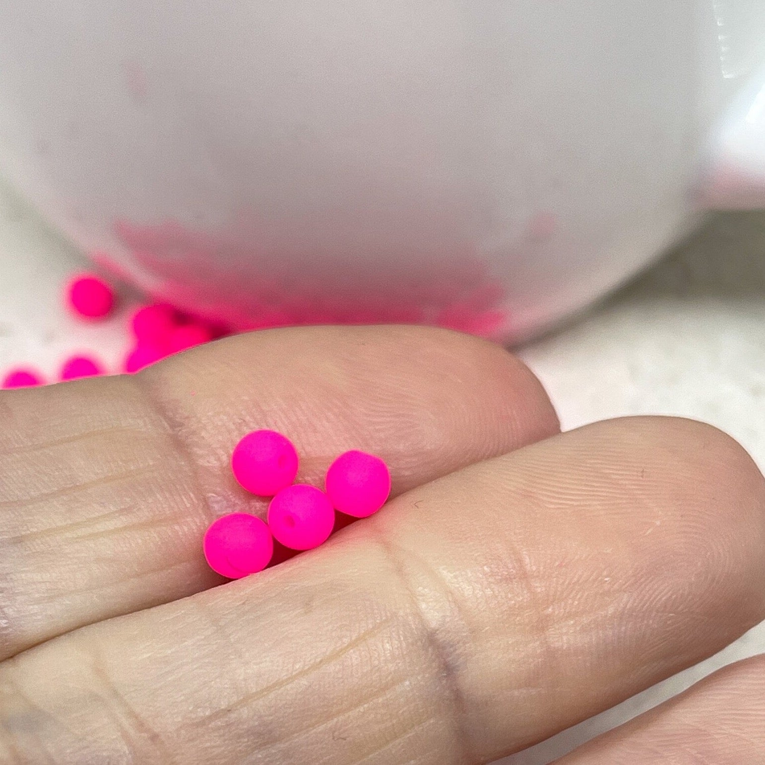 Böhmische Glasperlen 4mm in Neon Pink