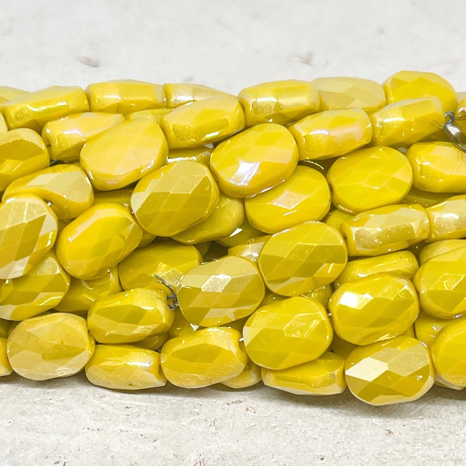 10 St. Kristallperlen Oval - Gelb