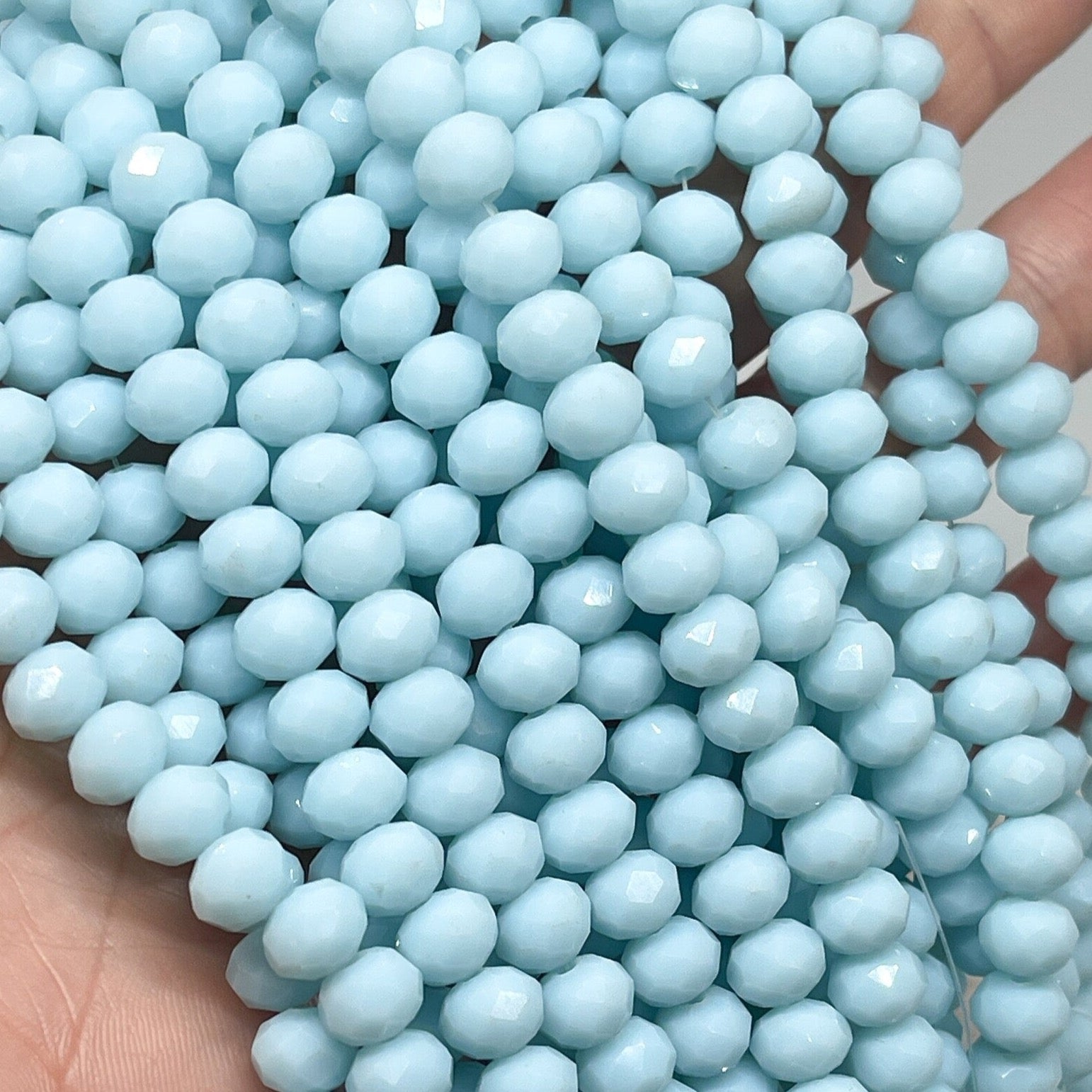 66 St. Kristallperlen 8mm Glasschliffperlen - Hellblau