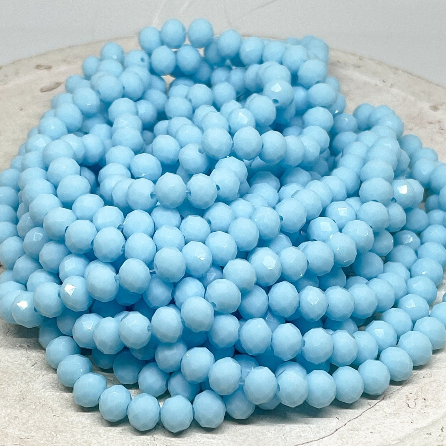 66 St. Kristallperlen 8mm Glasschliffperlen - Hellblau
