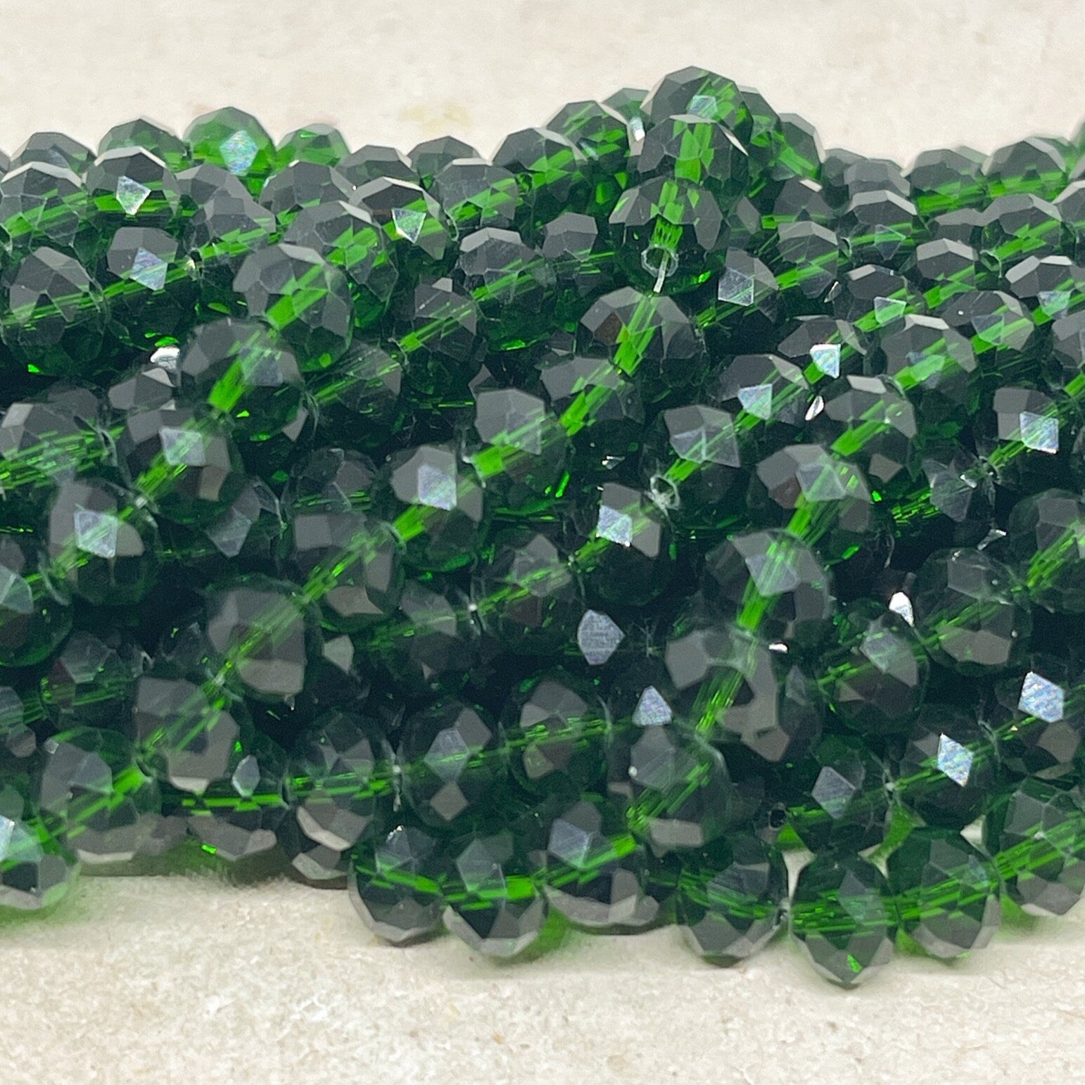 66 St. Kristallperlen 8mm Glasschliffperlen - Dunkelgrün