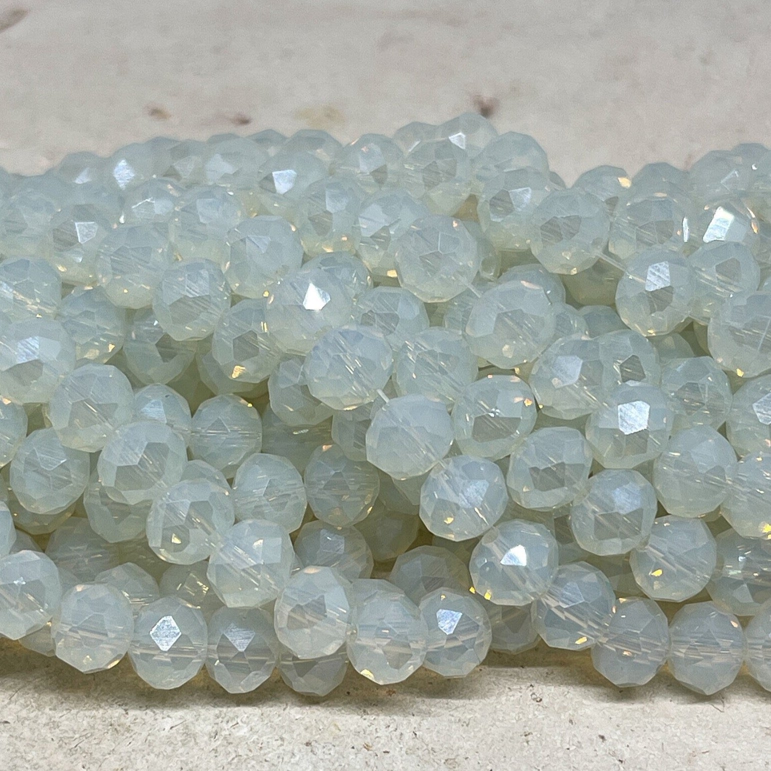 68 St. Kristallperlen 8mm Glasschliffperlen - Milchig - Kristall ab