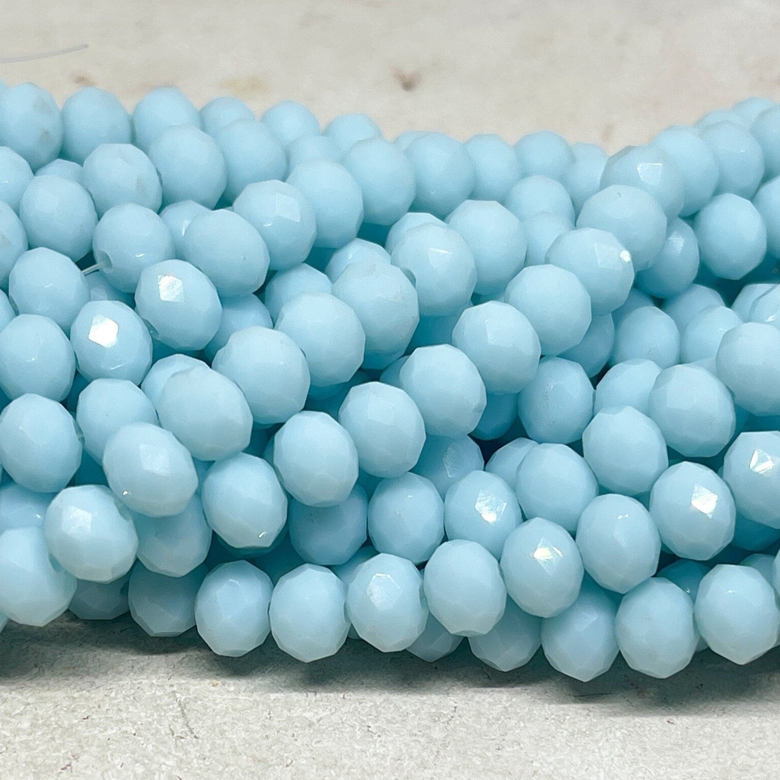 66 St. Kristallperlen 8mm Glasschliffperlen - Hellblau