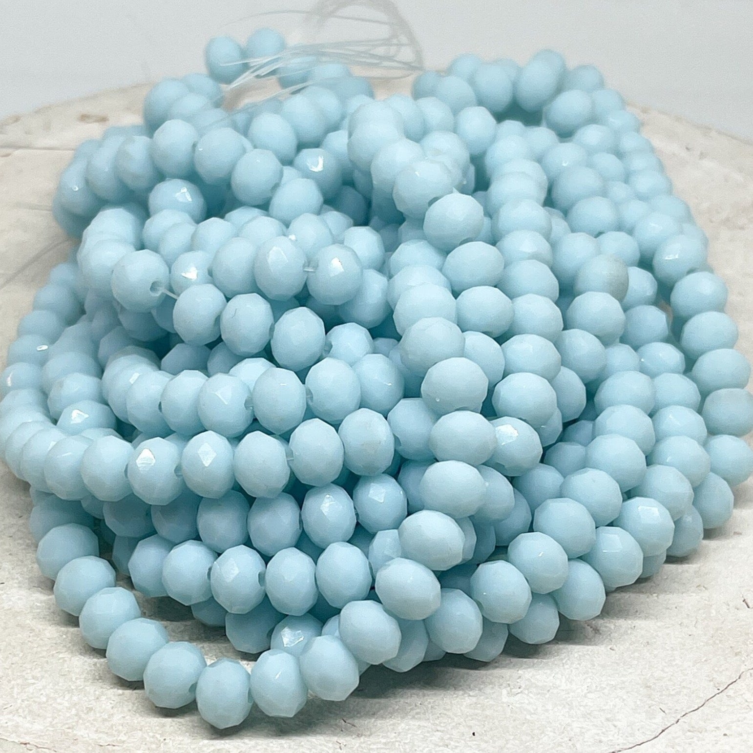 66 St. Kristallperlen 8mm Glasschliffperlen - Hellblau
