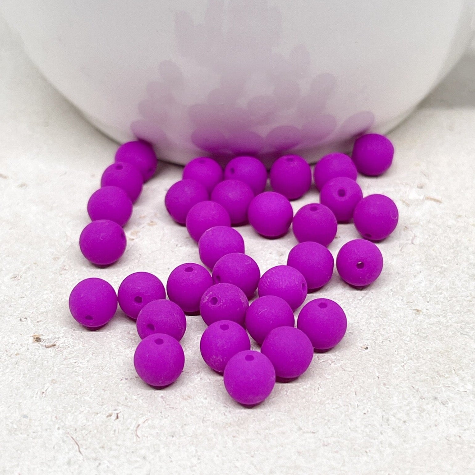 Böhmische Glasperlen in Neon Lila