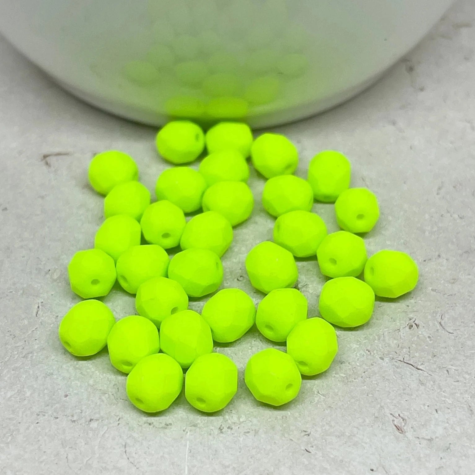 Böhmische Glasperlen 50 St. 6mm Neon Olivin