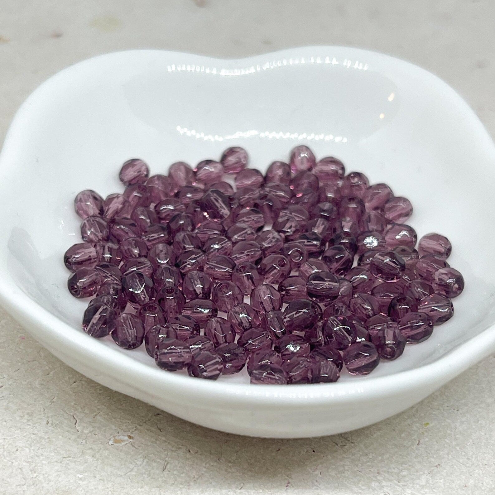 Lila Böhmische Glasschliffperlen, geschliffen, feuerpoliert.