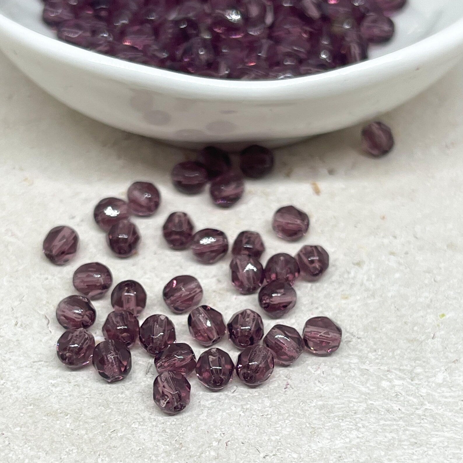 Lila Böhmische Glasschliffperlen, geschliffen, feuerpoliert.