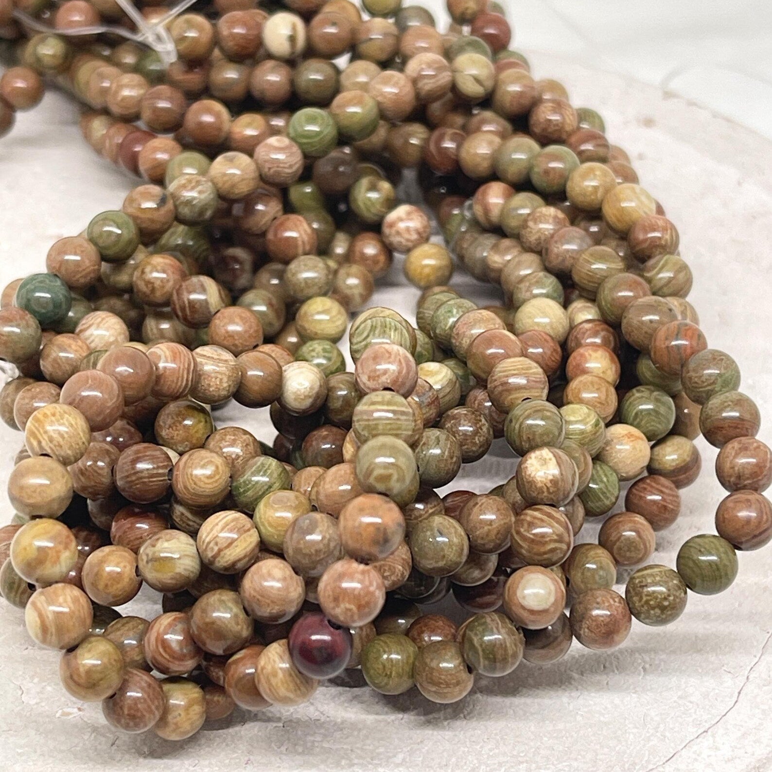 Wunderschöne natürliche Regenbogen Jaspis Perlen mit schönem Glanz.