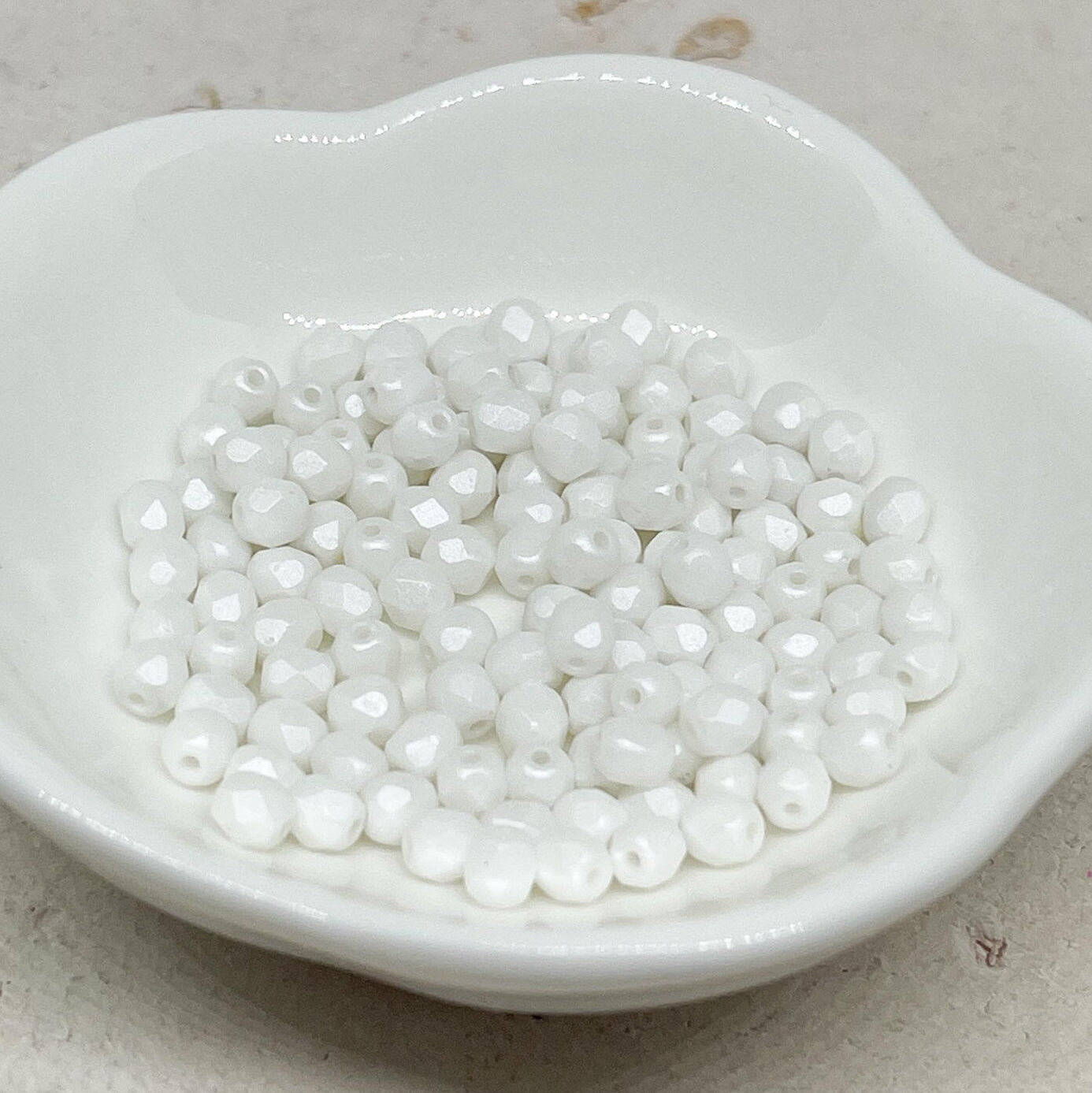 Böhmische Glasschliffperlen 4mm 100 St. Weiß Opak