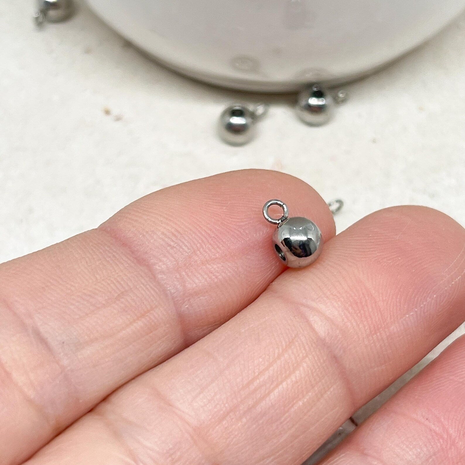 Anhängerschlaufen aus Edelstahl, zur Befestigung von Anhängern an Ketten oder Bändern.