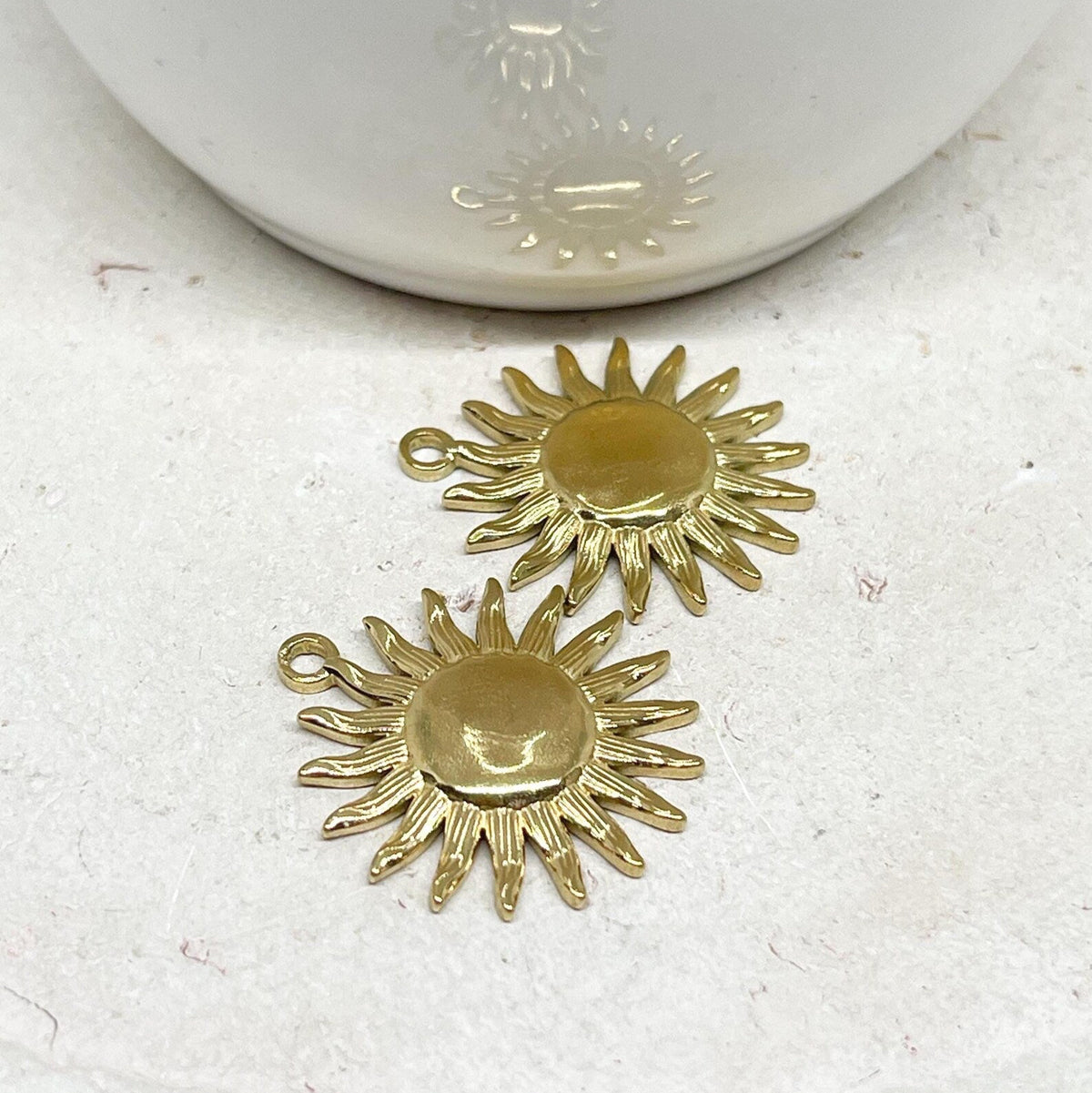 2 St. Anhänger Sonne aus 304 Edelstahl, 18K vergoldet, wasserfest.