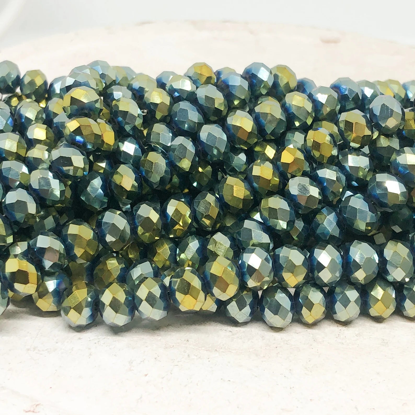 66 St. Kristallperlen 8mm Glasschliffperlen - Metallic Grün