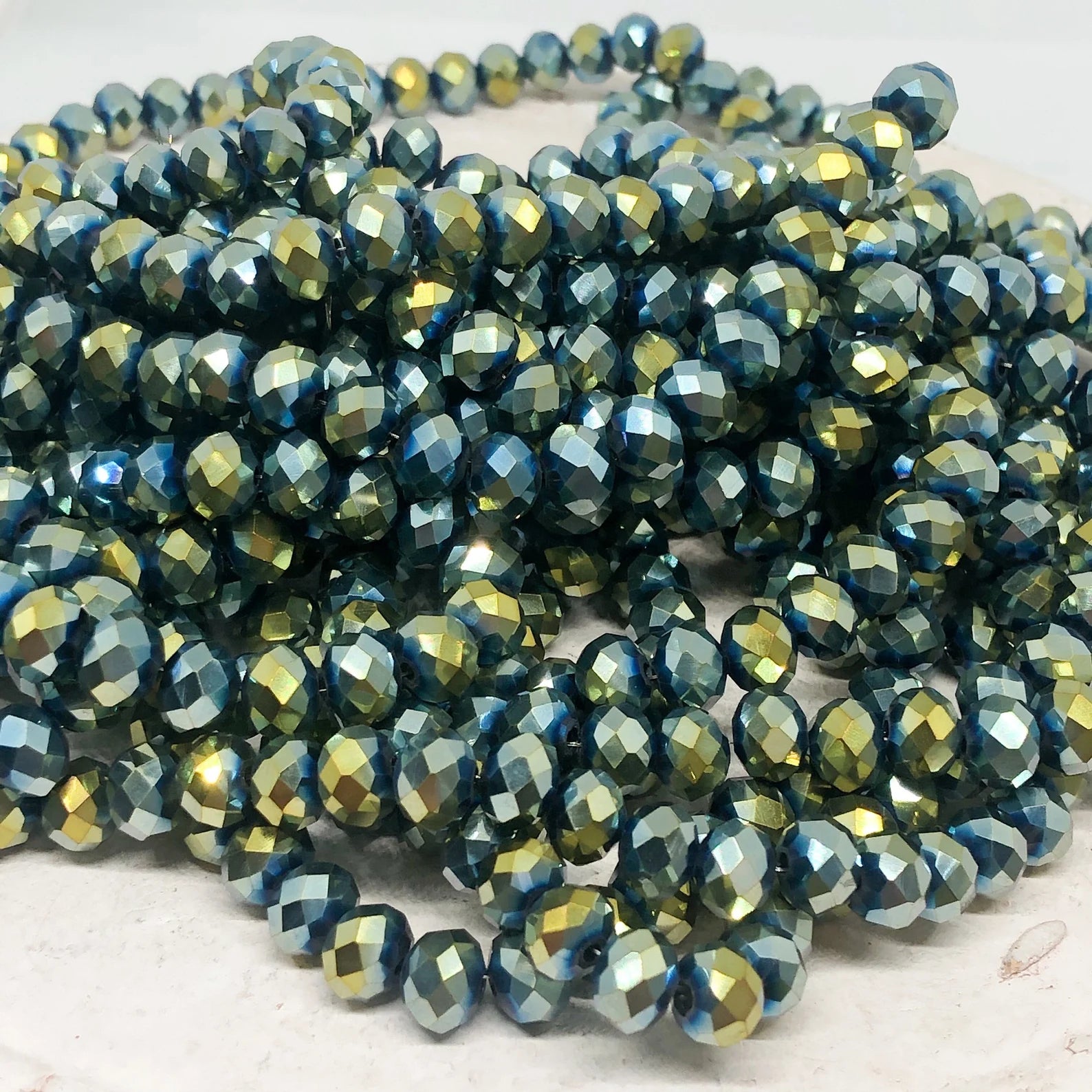 66 St. Kristallperlen 8mm Glasschliffperlen - Metallic Grün