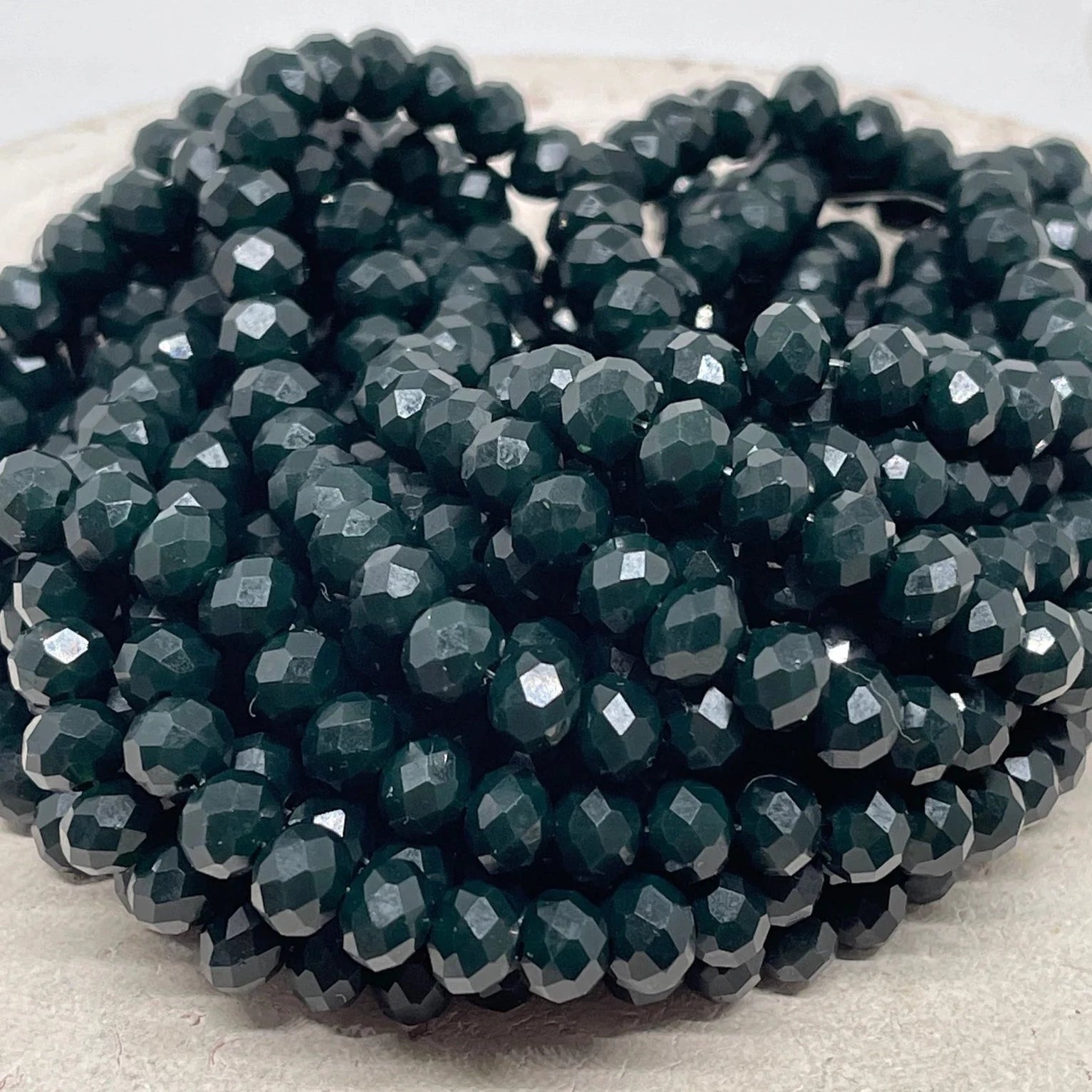 66 St. Kristallperlen 8mm Glasschliffperlen - Dunkelgrün