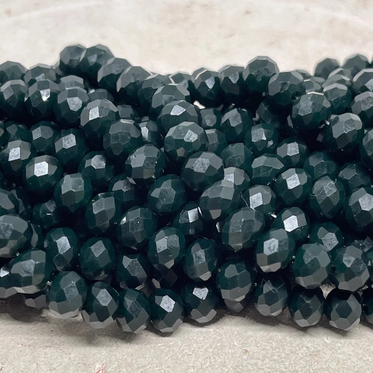 66 St. Kristallperlen 8mm Glasschliffperlen - Dunkelgrün