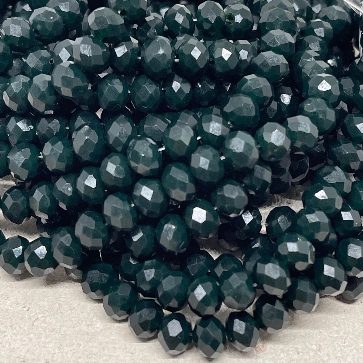 66 St. Kristallperlen 8mm Glasschliffperlen - Dunkelgrün