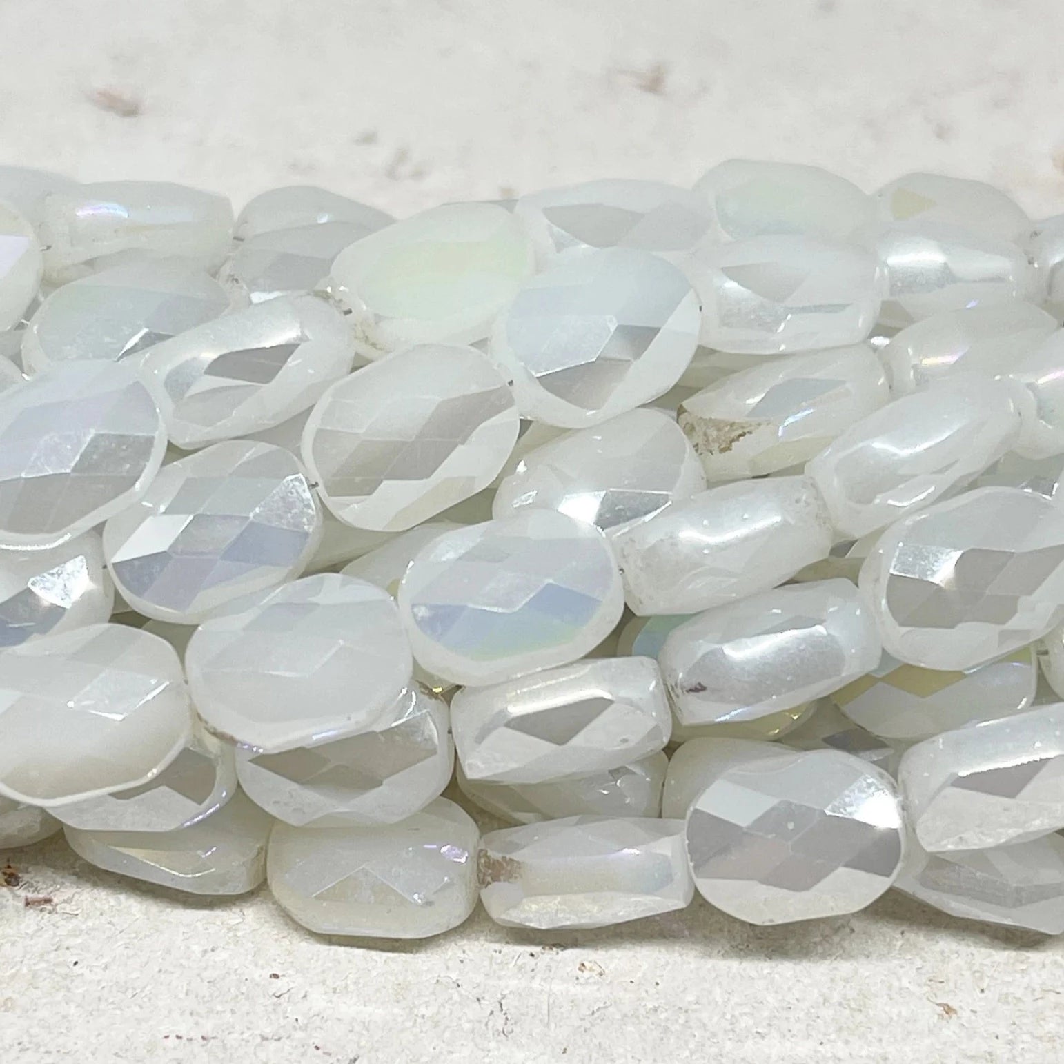 10 St. Kristallperlen Oval - Weiß