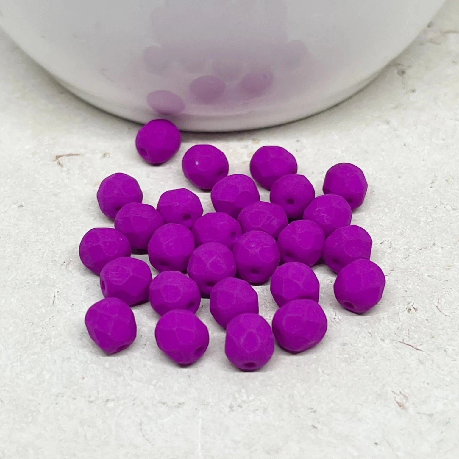 Böhmische Glasschliffperlen 50 St. 6mm Neon Lila