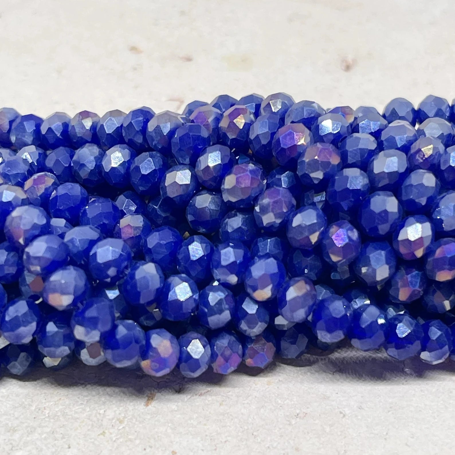 Glasperlen 6mm, Glasschliffperlen Blau Lila opak AB