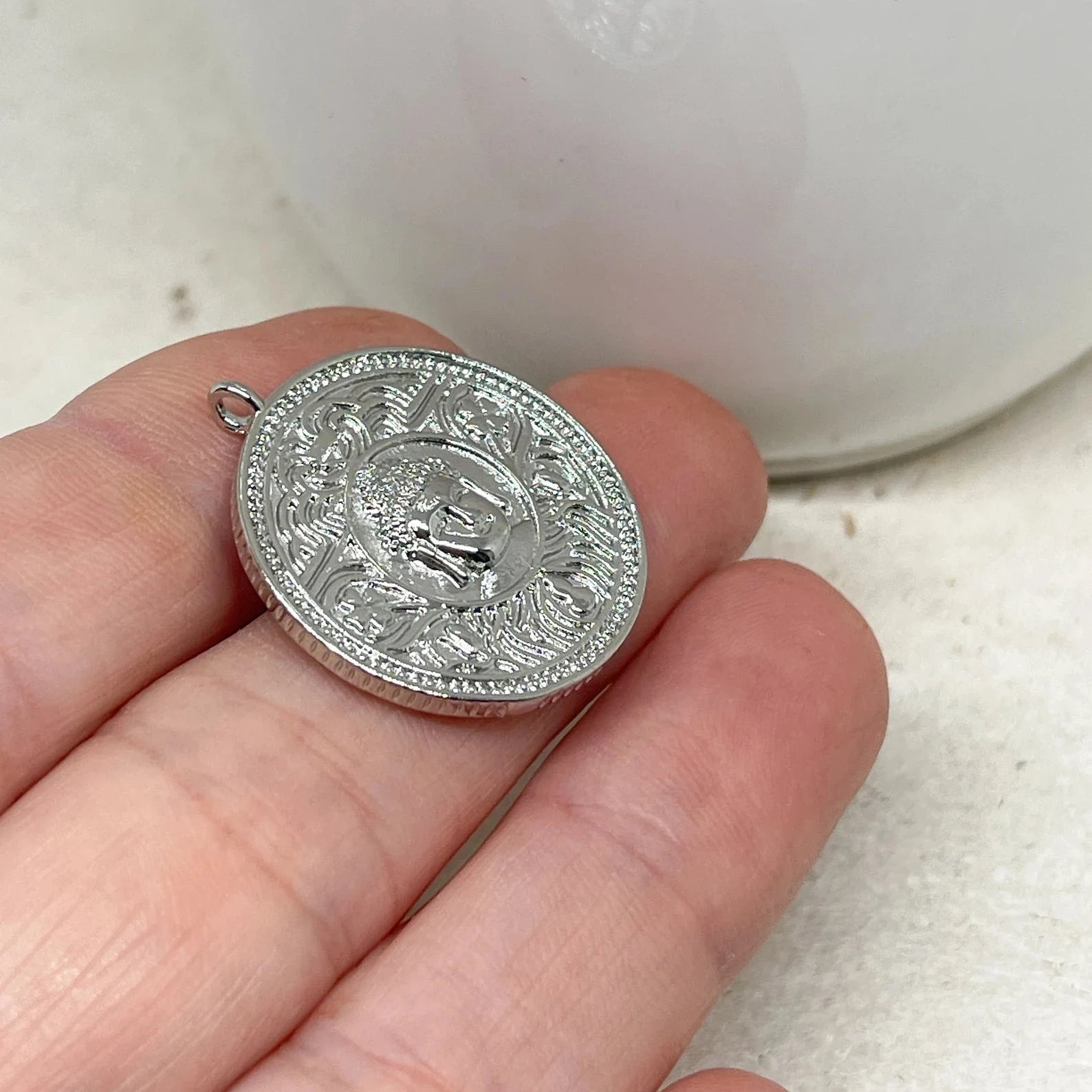 Buddha Anhänger aus Messing, platiniert