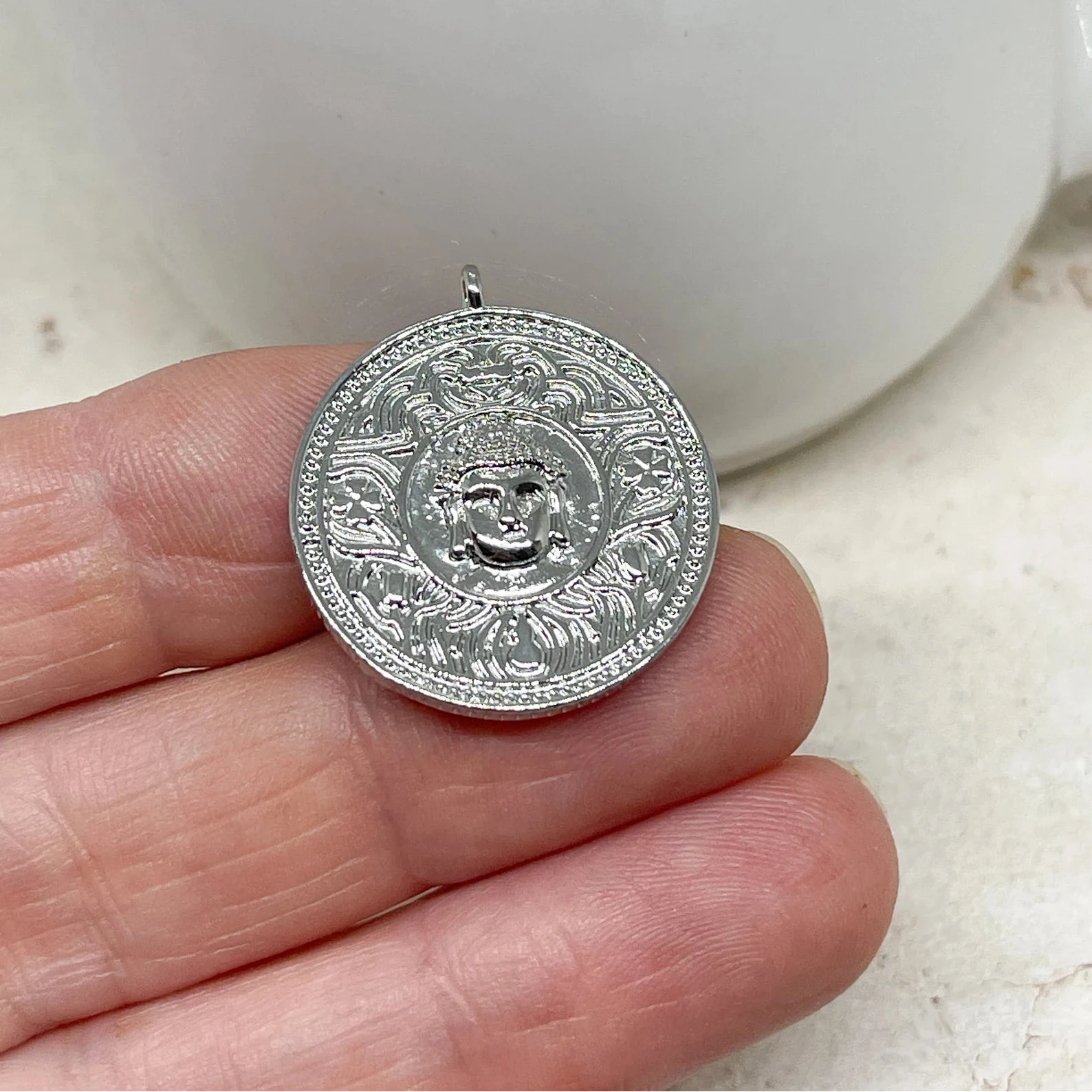 Buddha Anhänger aus Messing, platiniert