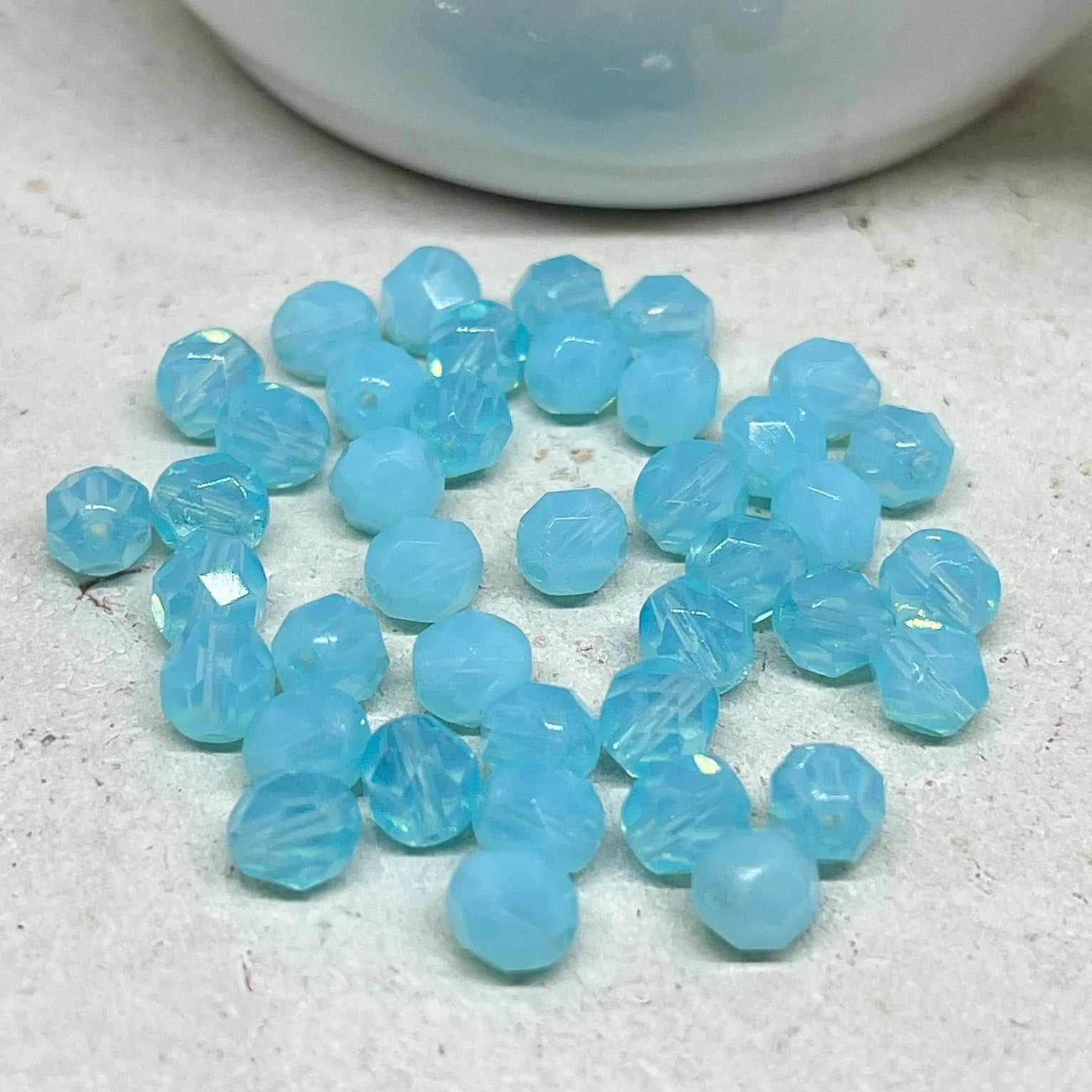 Böhmische Glasperlen 50 St. 6mm Milky Aquamarin