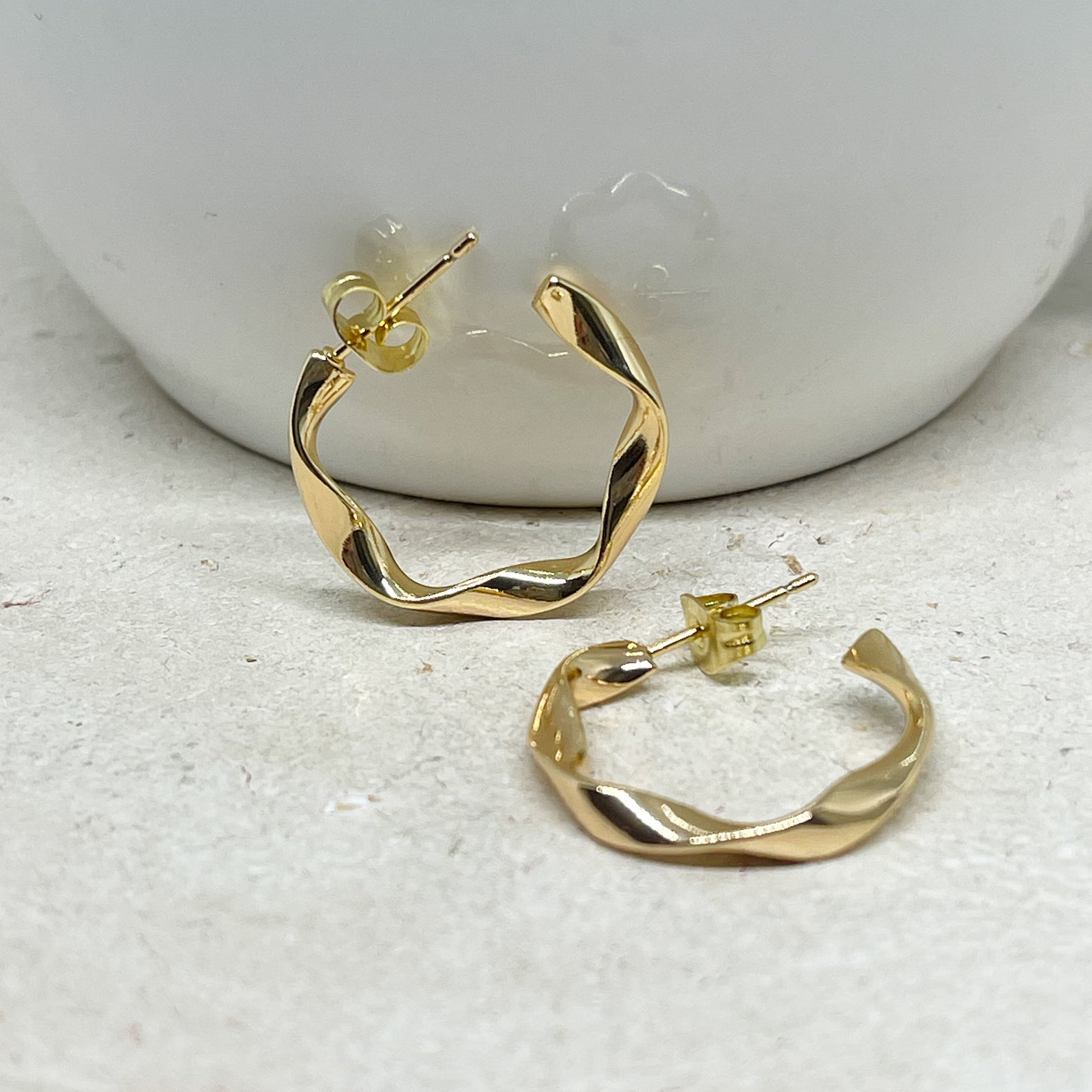 Creolen aus Edelstahl in goldener Farbe.