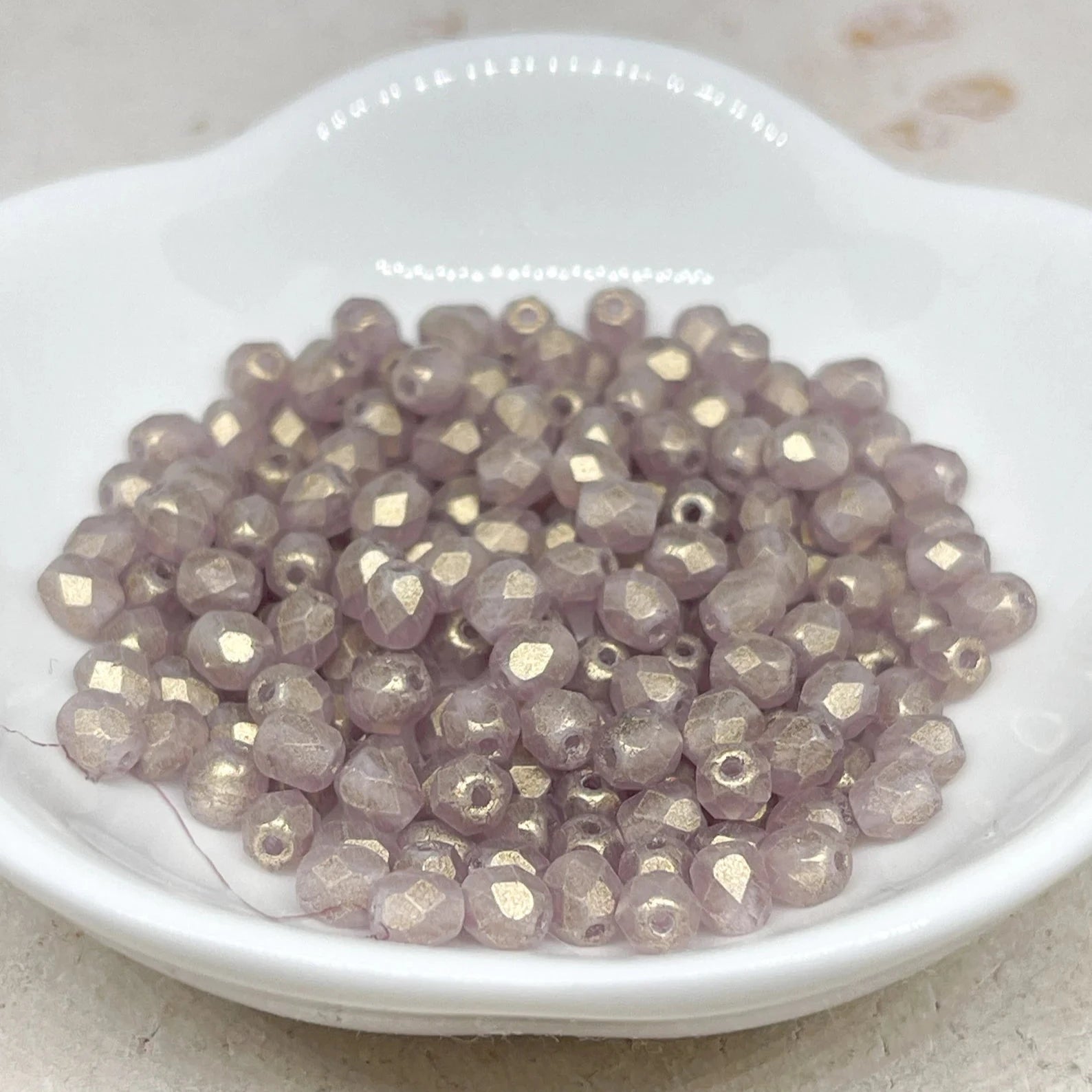 100 St. Böhmische Glasschliffperlen 4mm Sueded Medium Amethyst, Glasperlen