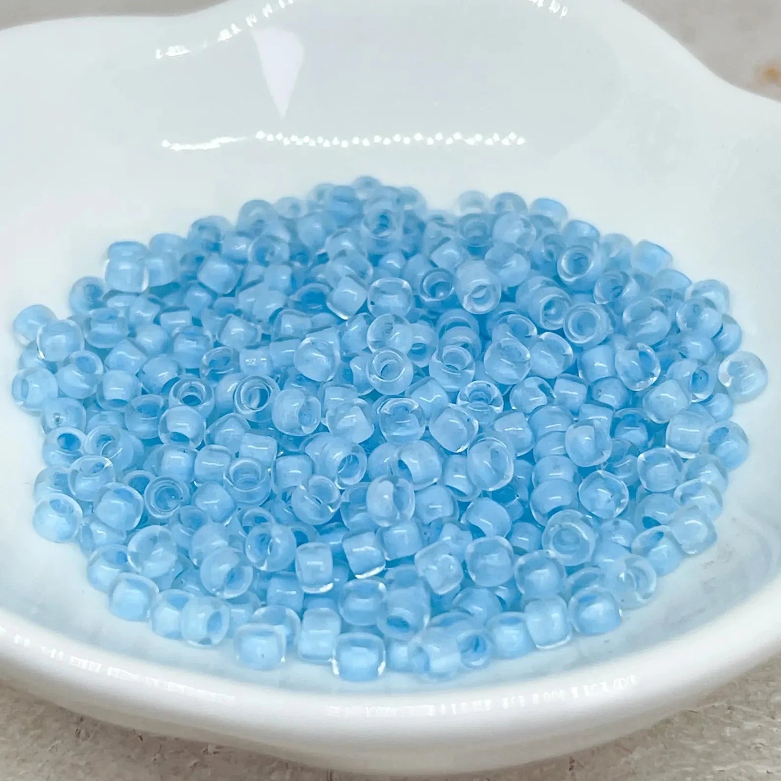TOHO Beads Perlen Rocaille 10g Nr. 976 Ice Blue Lined