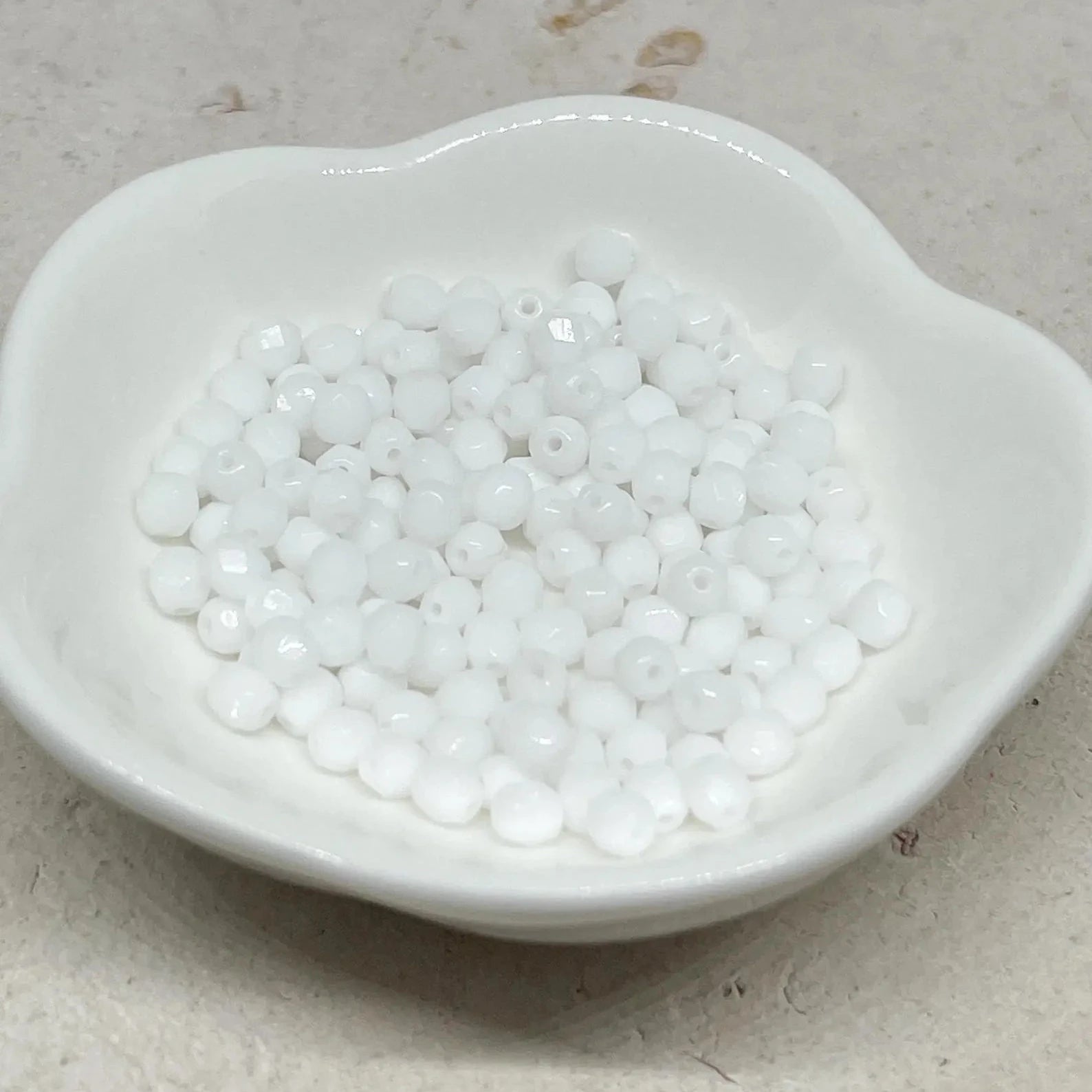 Böhmische Glasschliffperlen 4mm 100 St. Weiß Opak