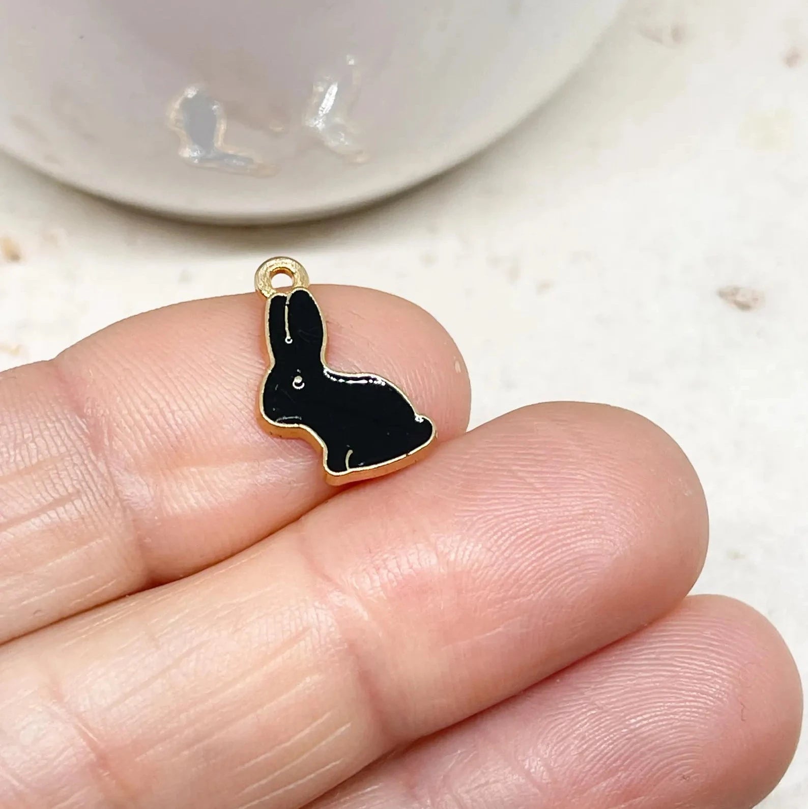 Süße Häschen Anhänger aus Emaille