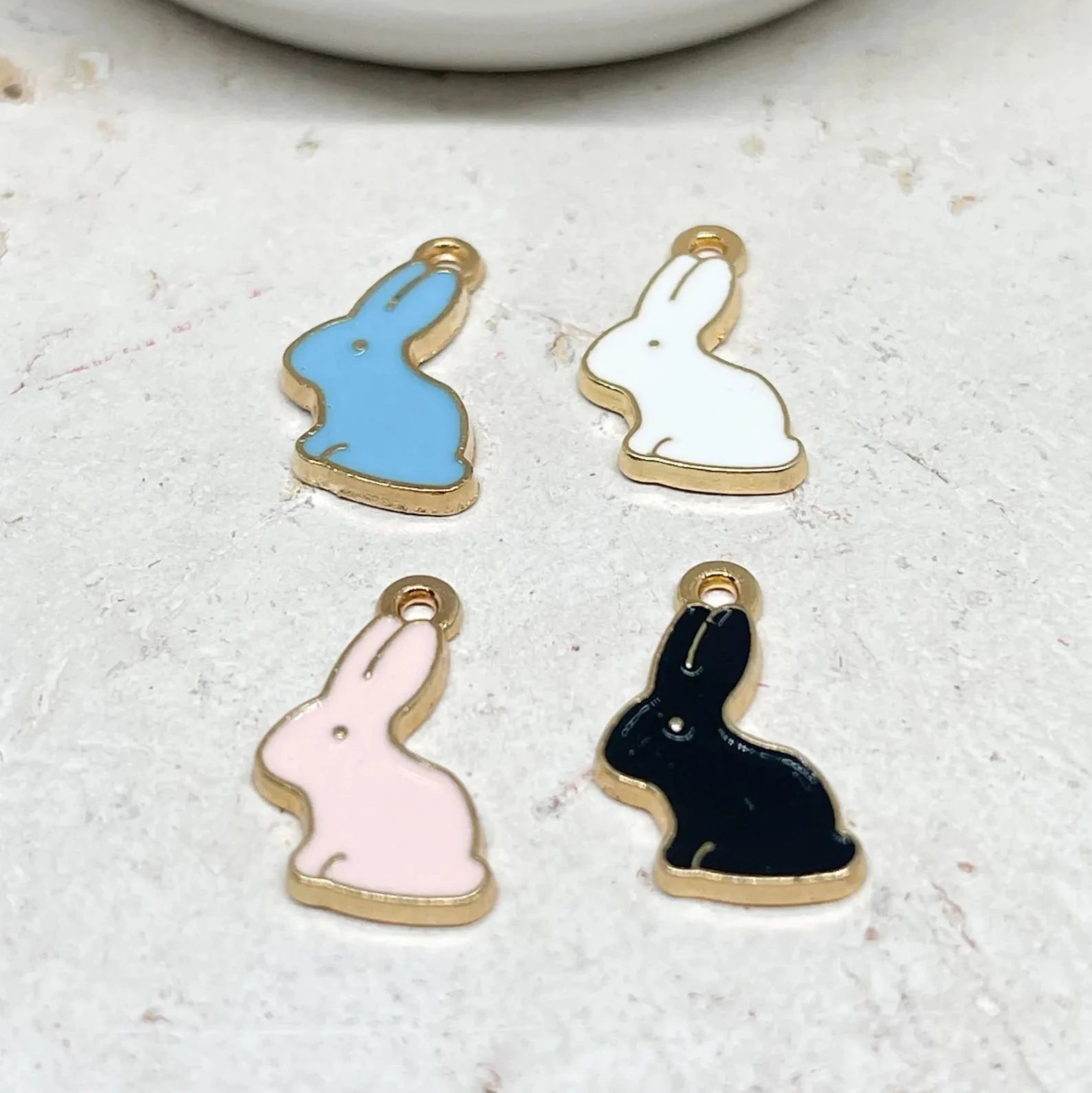 Süße Häschen Anhänger aus Emaille, einseitig gearbeitet.