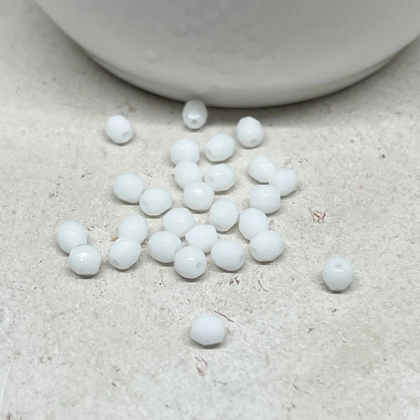 Böhmische Glasschliffperlen 4mm 100 St. Weiß Opak