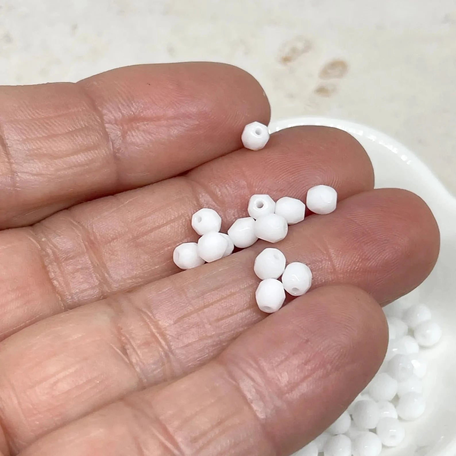 Böhmische Glasschliffperlen 4mm 100 St. Weiß Opak