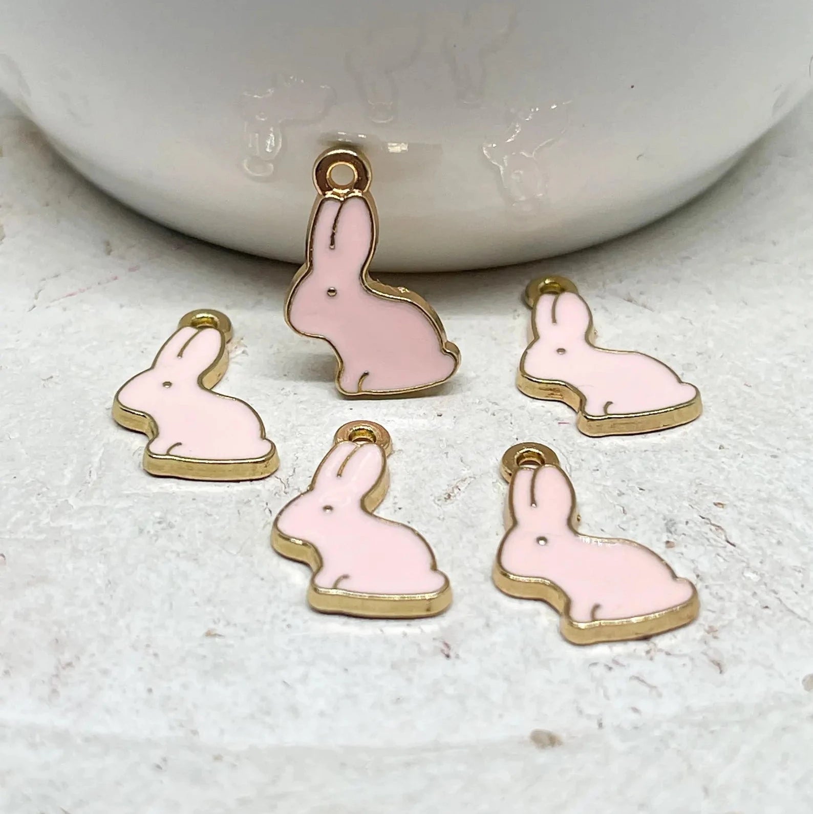 Süße Häschen Anhänger aus Emaille in Rosa