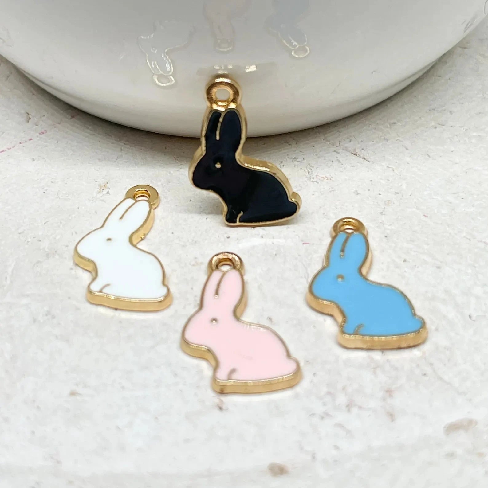 Süße Häschen Anhänger aus Emaille, einseitig gearbeitet.